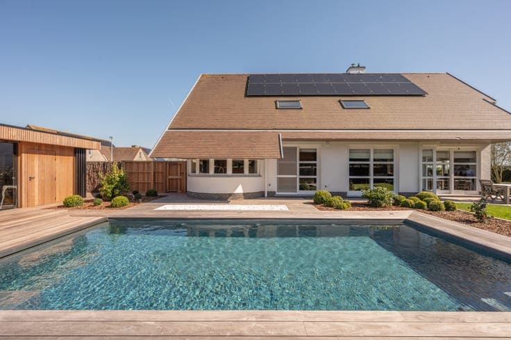 A beautiful detached villa in a quiet location with an ou...