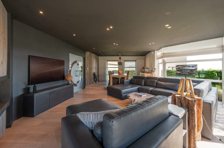 A beautiful detached villa in a quiet location with an ou...