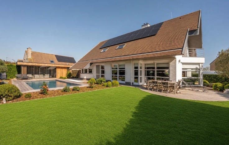 A beautiful detached villa in a quiet location with an ou...