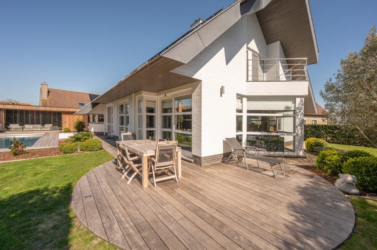 A beautiful detached villa in a quiet location with an ou...