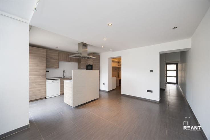 Renovated HOB with 5 bedrooms, practice and deep garden