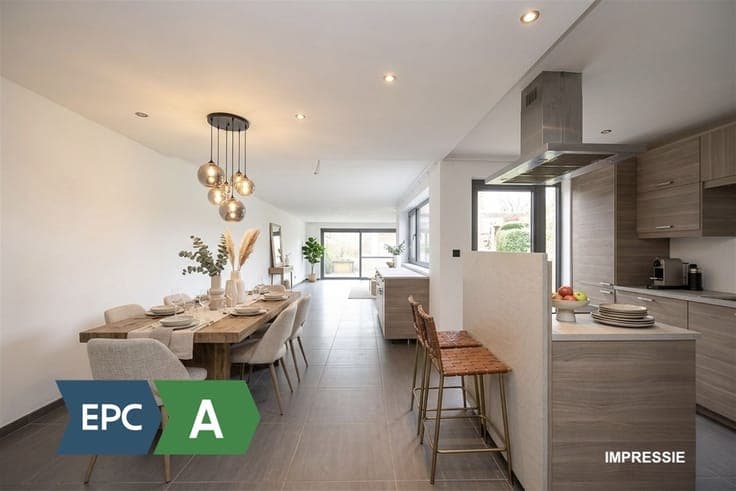 Renovated HOB with 5 bedrooms, practice and deep garden