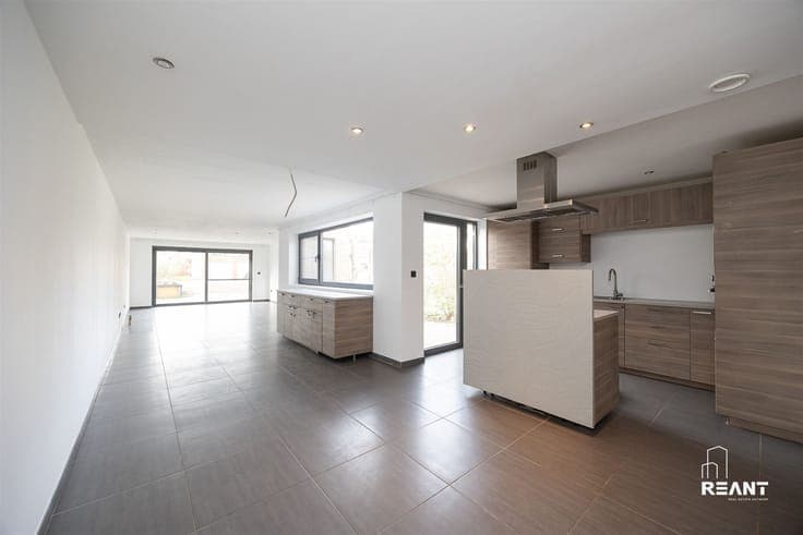 Renovated HOB with 5 bedrooms, practice and deep garden