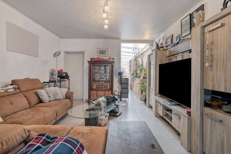 Instapklare tussenwoning met tuin en ruim bijgebouw in Ro...