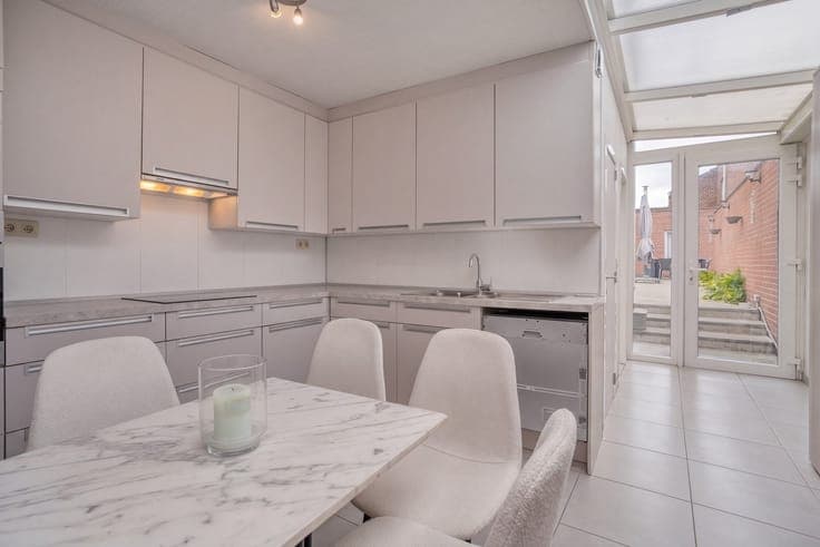 Instapklare tussenwoning met tuin en ruim bijgebouw in Ro...
