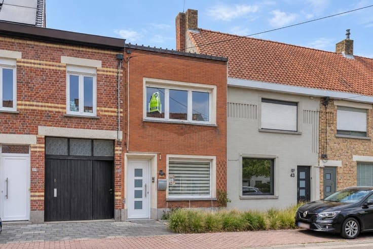 Instapklare tussenwoning met tuin en ruim bijgebouw in Ro...
