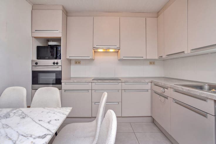 Instapklare tussenwoning met tuin en ruim bijgebouw in Ro...
