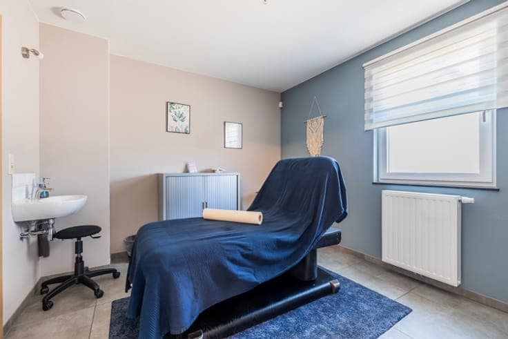 Leased medical building generating immediate income