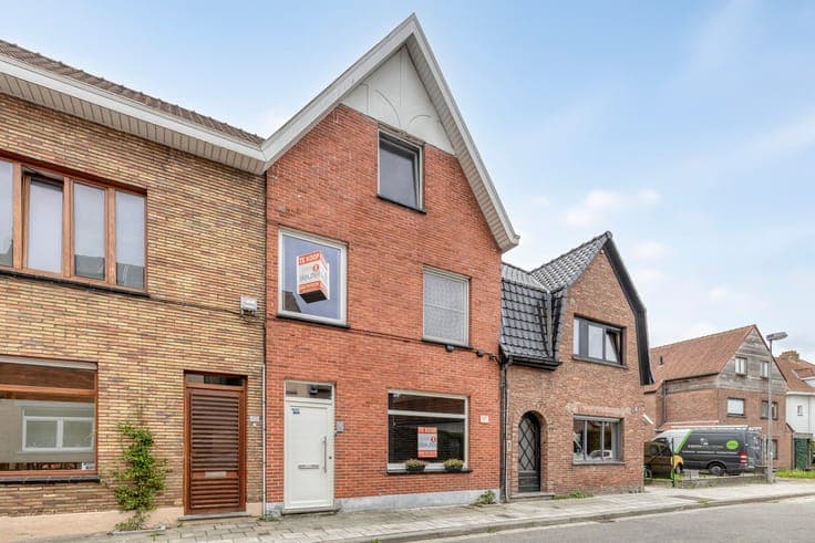 ST-ANDRIES: INSTAPKLARE WONING MET 4 SLPKS EN ZONNIGE TUIN!