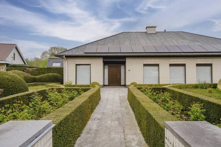 Spacious detached house on 1922m² for sale in Gullegem