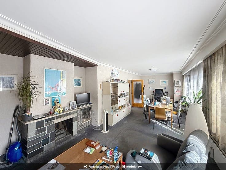 Income Property / 3 x 1-Bed Apt. / 4 Garages