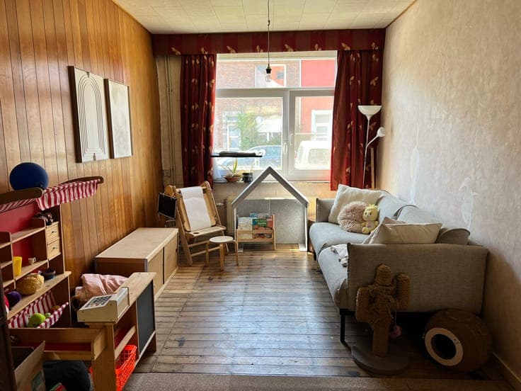 Ready-to-move-in home with new roof, ready for own renovatio