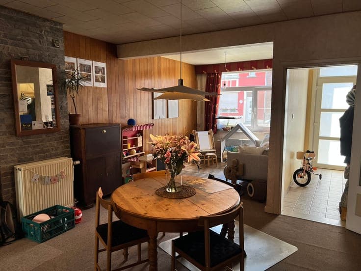 Ready-to-move-in home with new roof, ready for own renovatio