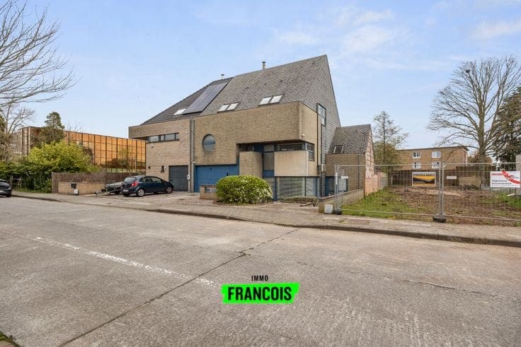 Spacious family home with commercial premises for sale in S…