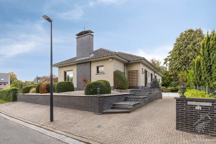 Ruime bungalow met 3 slaapkamers, bureau en dubbele garage