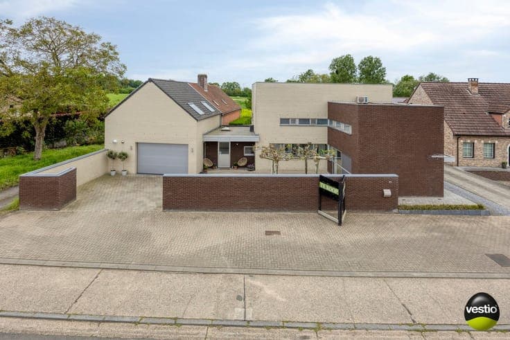 TIJDLOZE MODERNE WONING OP 10A73CA TE HOESELT.