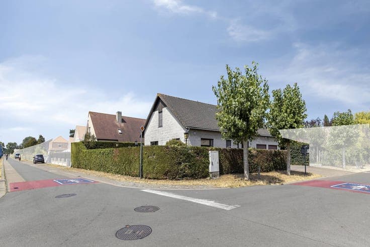 Spacious ready-to-move-in house with 3 bedrooms for sale in
