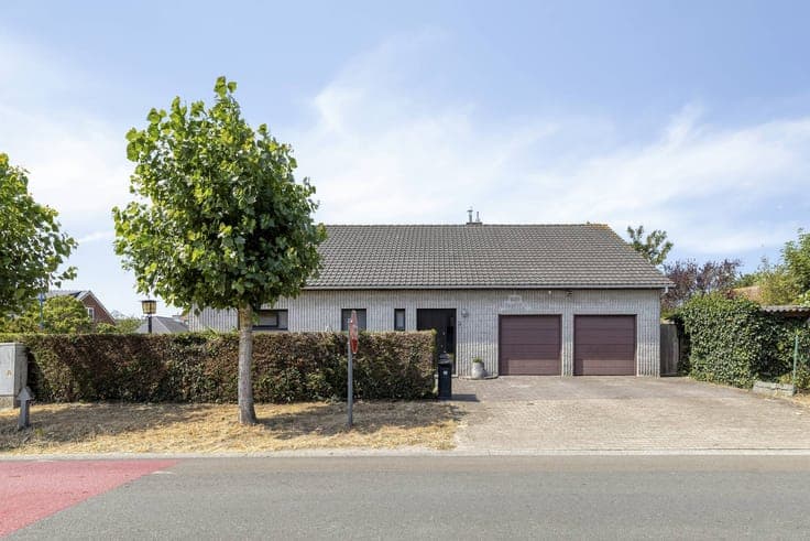 Spacious ready-to-move-in house with 3 bedrooms for sale in