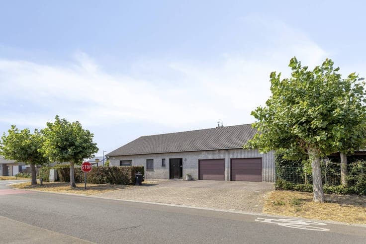 Spacious ready-to-move-in house with 3 bedrooms for sale in