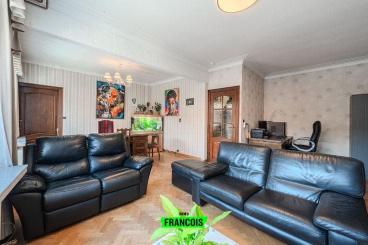 Very spacious raised (bel-étage) house with 6(!) bedrooms, …