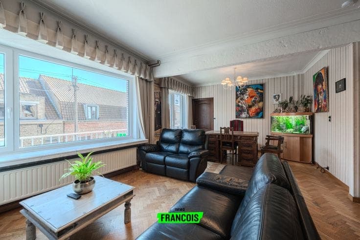 Very spacious raised (bel-étage) house with 6(!) bedrooms, …