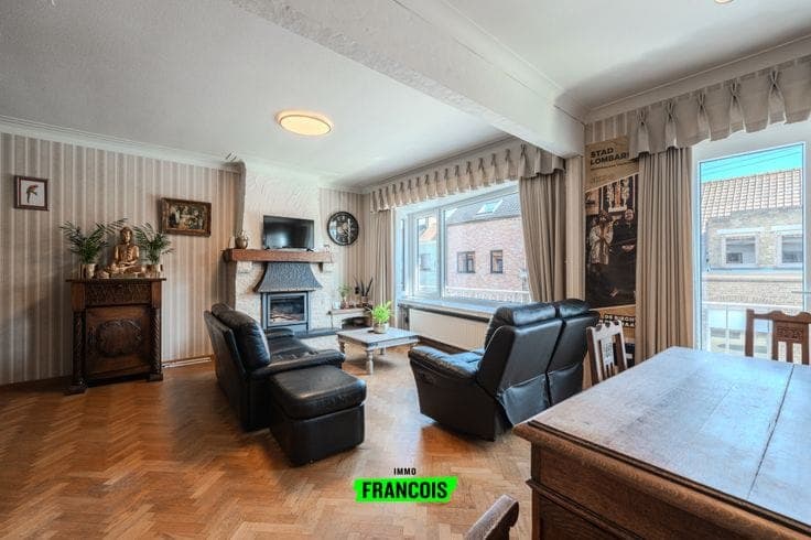 Very spacious raised (bel-étage) house with 6(!) bedrooms, …