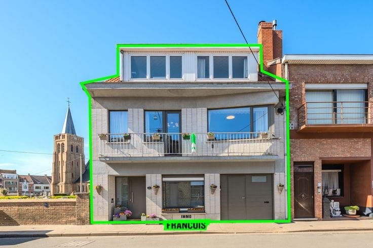 Very spacious raised (bel-étage) house with 6(!) bedrooms, …