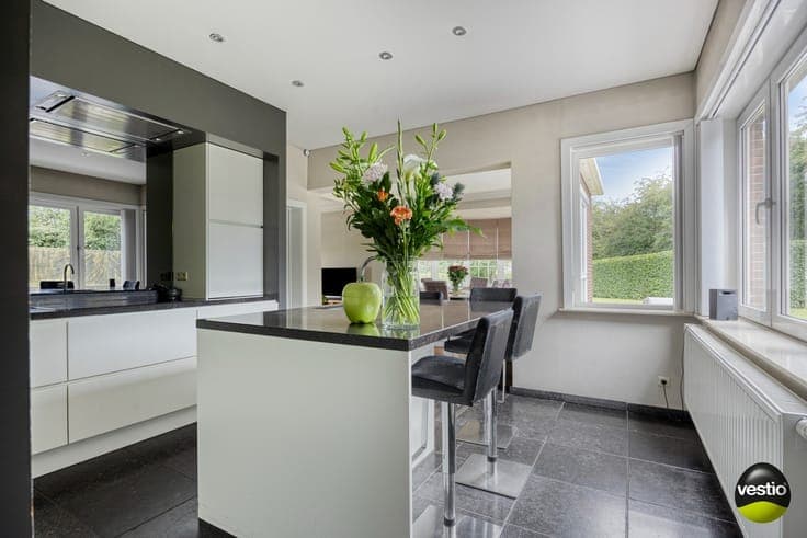 Exclusieve open bebouwing met 5 slaapkamers, zwemvijver e...