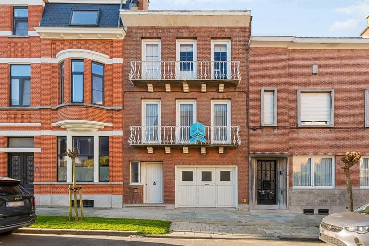 Prime investment property: 2 apartments and garage.
