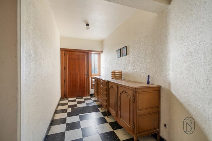Prime investment property: 2 apartments and garage.