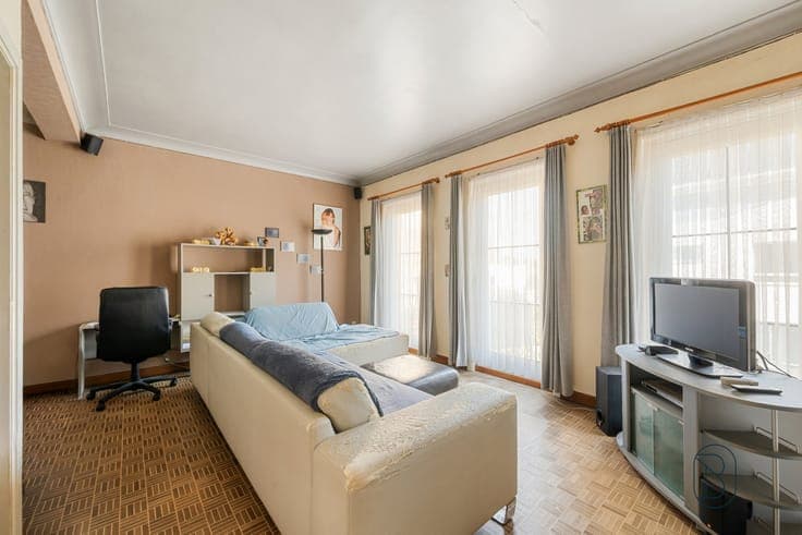 Prime investment property: 2 apartments and garage.