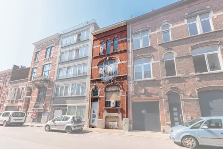 2-unit building in the center of CHARLEROI