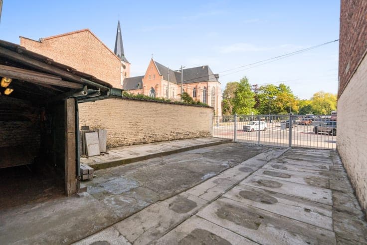 House to renovate in Jette with parking