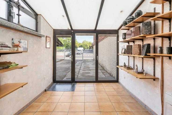 House to renovate in Jette with parking