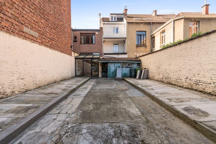 House to renovate in Jette with parking