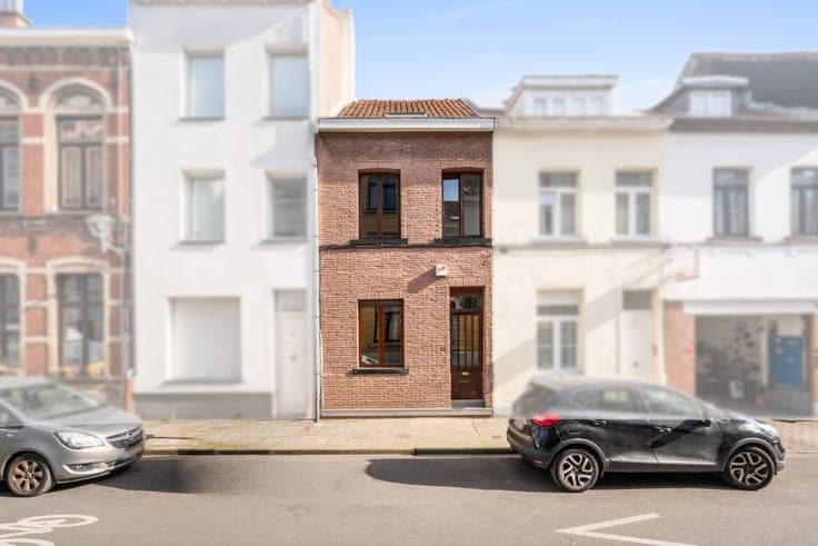 House to renovate in Jette with parking