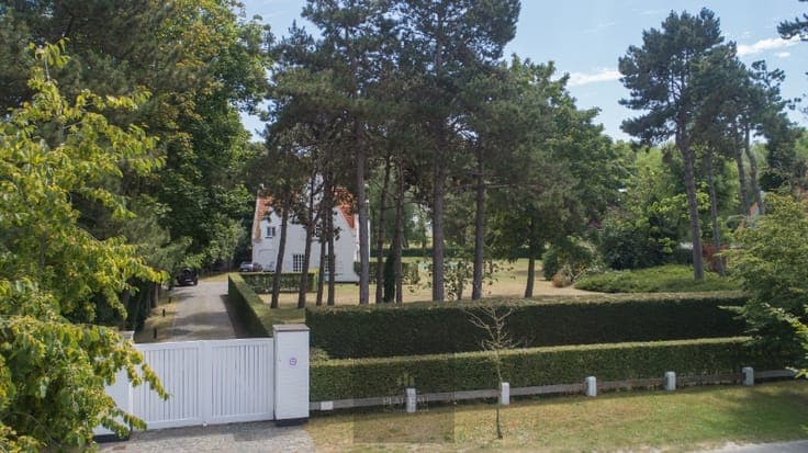 Exceptional villa on 3299m² on prime location in Nieuwpoo...