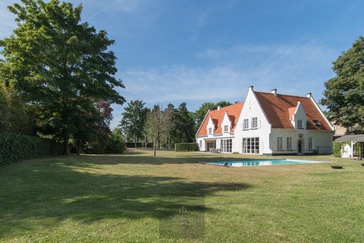 Exceptional villa on 3299m² on prime location in Nieuwpoo...