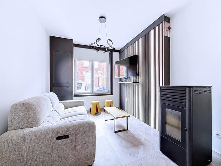 Fully renovated 3-bedroom semi-detached house (open on 3 sid