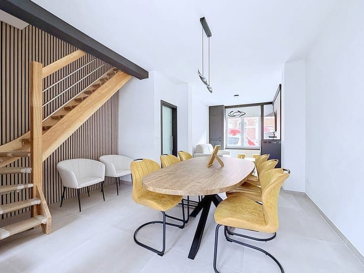 Fully renovated 3-bedroom semi-detached house (open on 3 sid