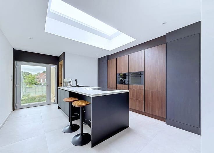 Fully renovated 3-bedroom semi-detached house (open on 3 sid