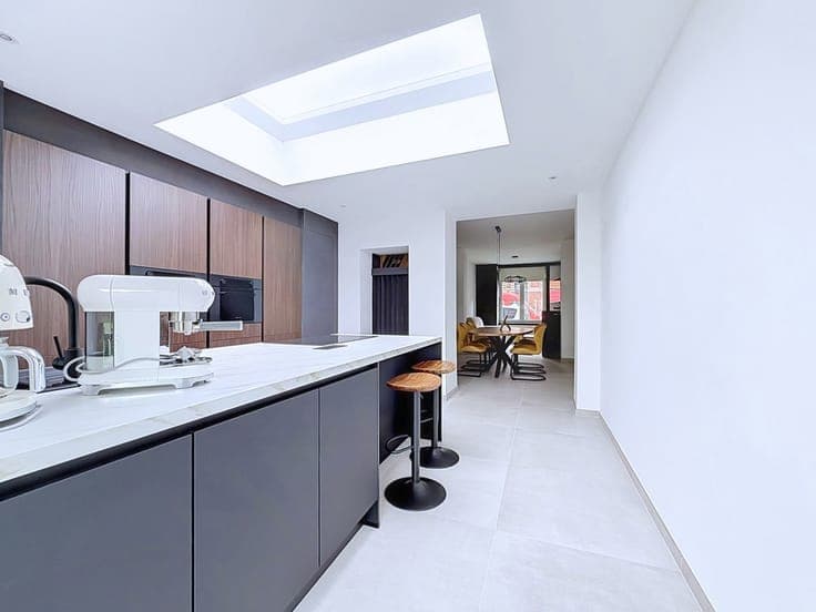 Fully renovated 3-bedroom semi-detached house (open on 3 sid