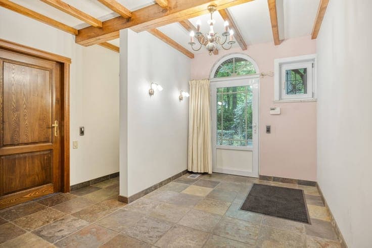 Charming villa with manicured garden in a prime location in