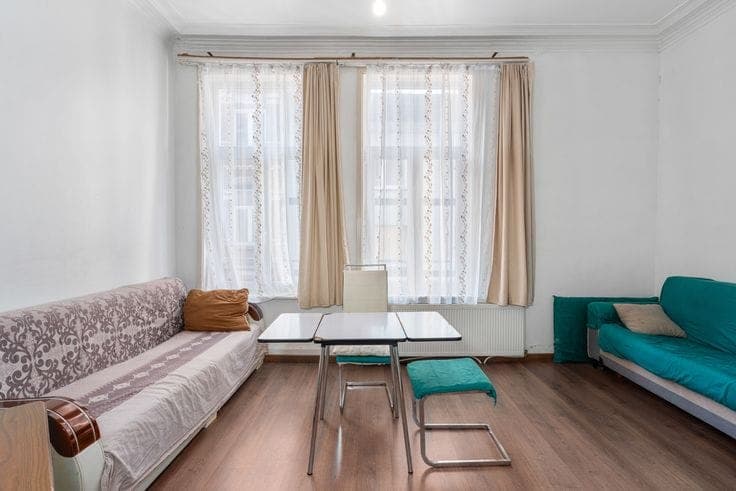 Family home with 4 bedrooms + rented studio in Schaerbeek