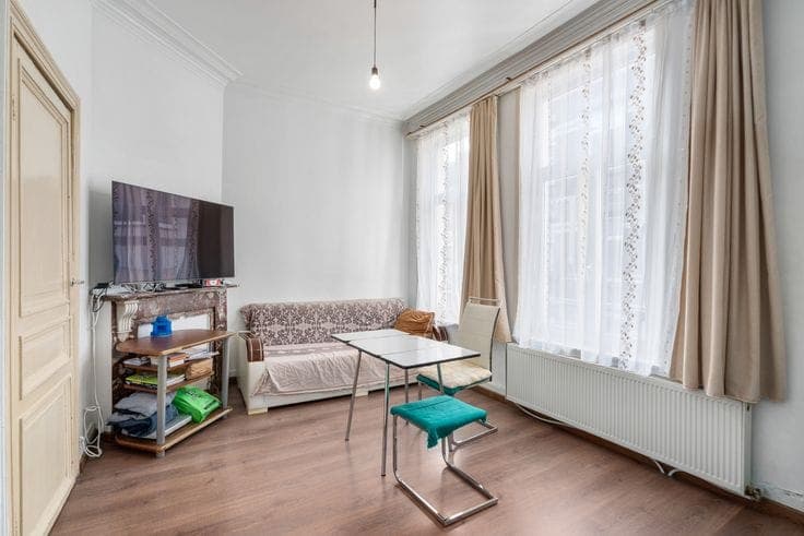 Family home with 4 bedrooms + rented studio in Schaerbeek