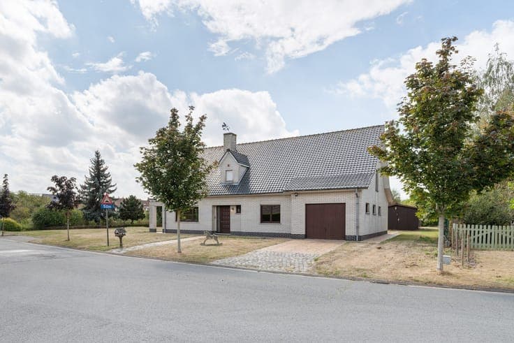 Te renoveren villa op ruim perceel in residentiële wijk t...