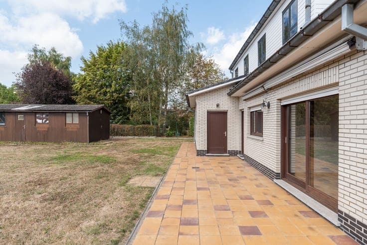 Te renoveren villa op ruim perceel in residentiële wijk t...