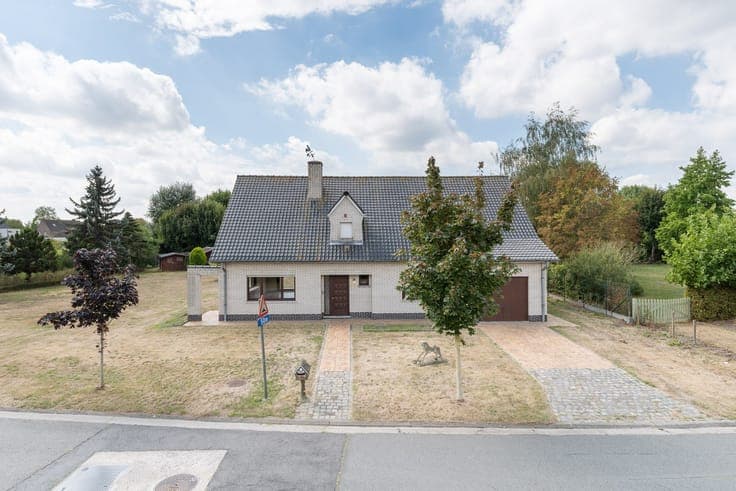 Te renoveren villa op ruim perceel in residentiële wijk t...