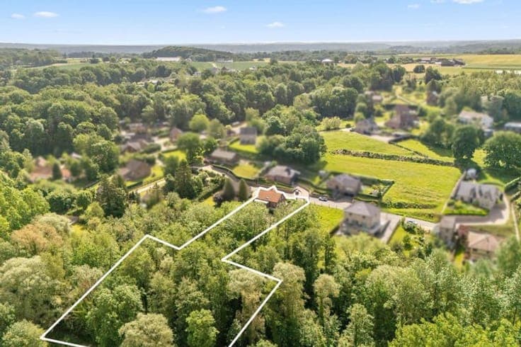Spacious home on a green plot near the centre of Huldenberg