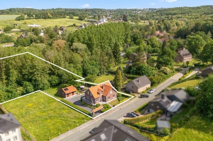 Spacious home on a green plot near the centre of Huldenberg